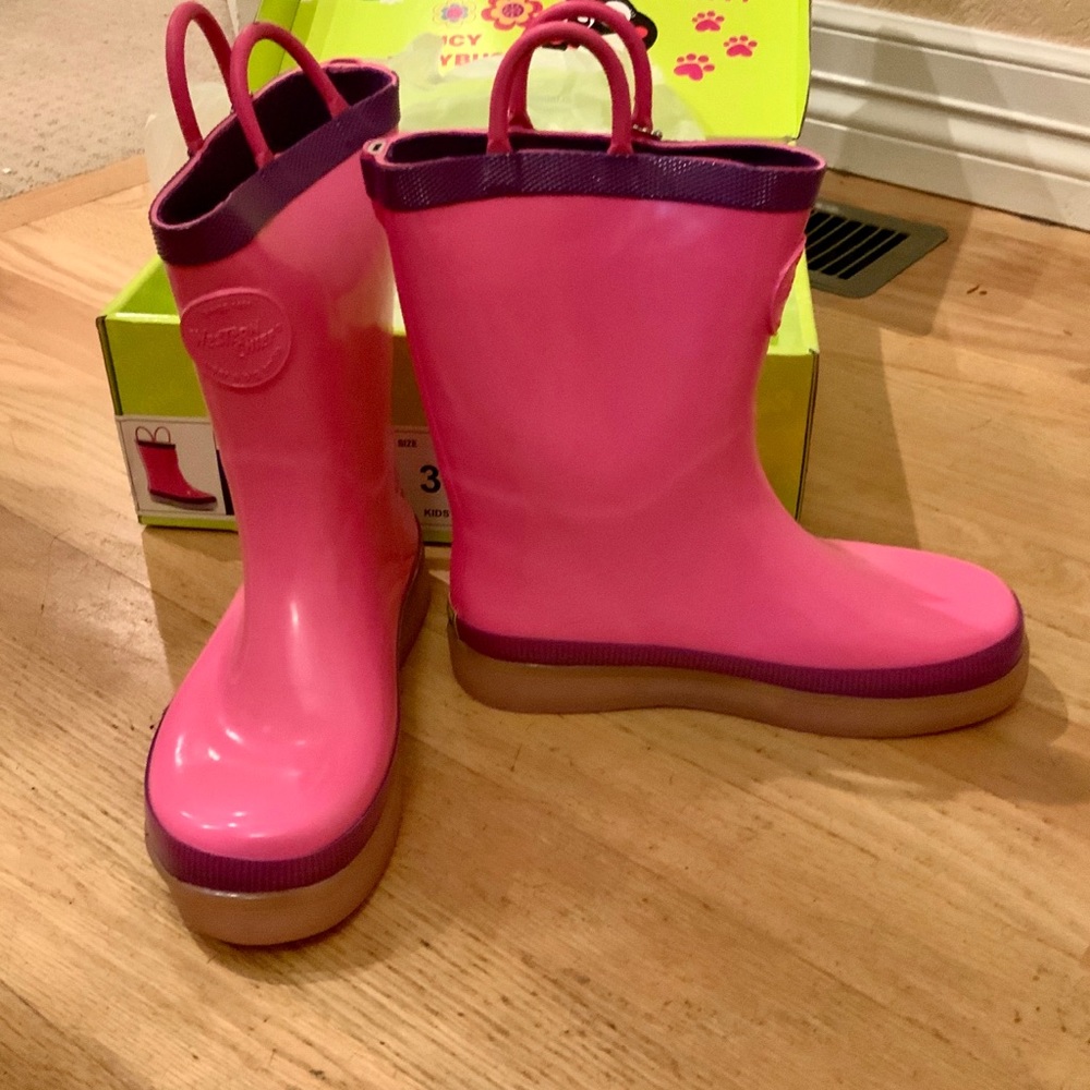 NWT FUN LIGHT UP & WATERPROOF Boots Girls’ sz 3. Charger incl.